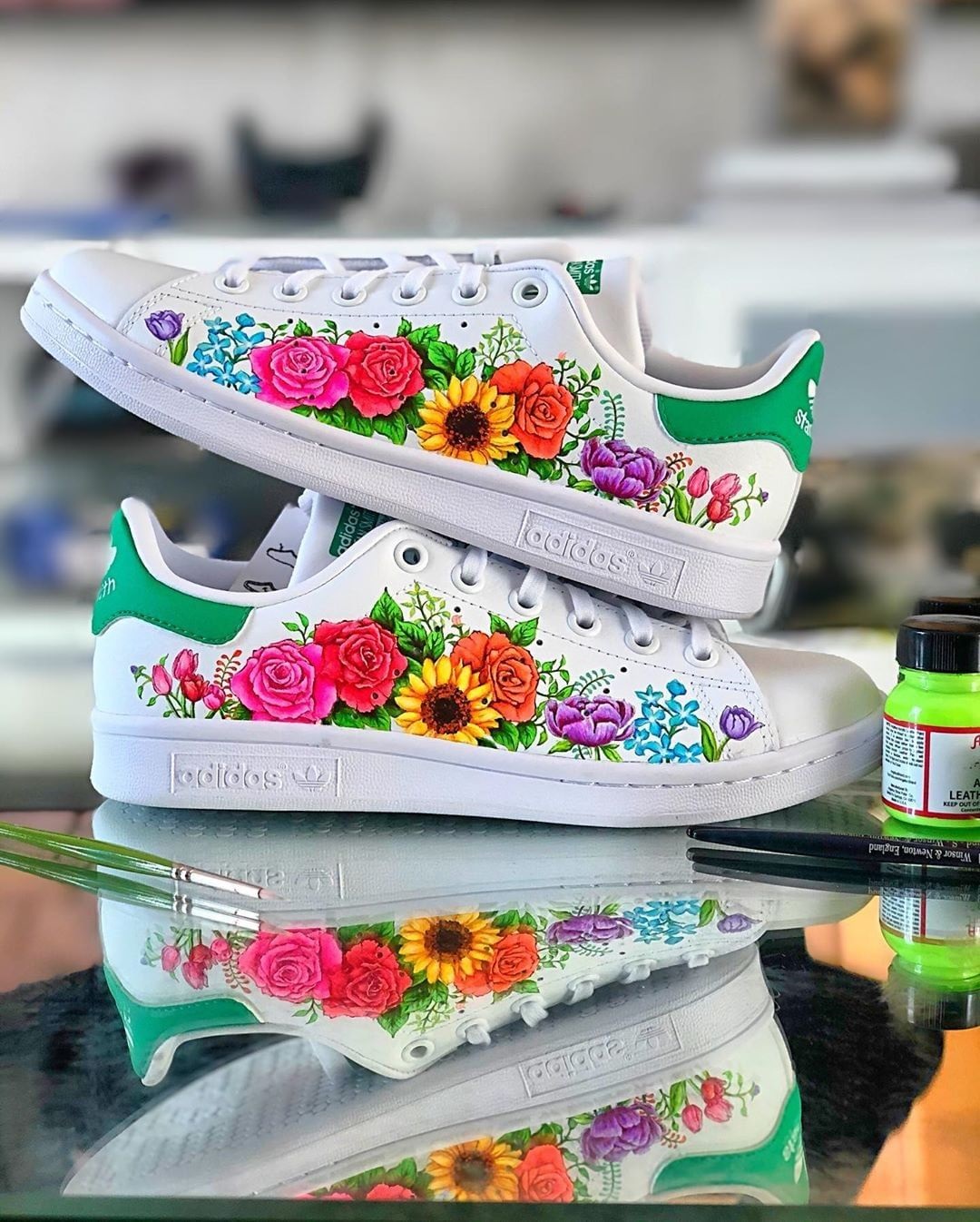 Vẽ trang trí lên giày da Adidas bằng màu Angelus